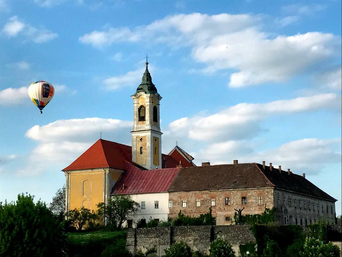 Vatus Apartmanhaz Vác Buitenkant foto